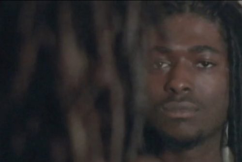 Un court avant le long