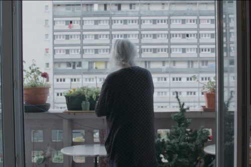 Un court avant le long