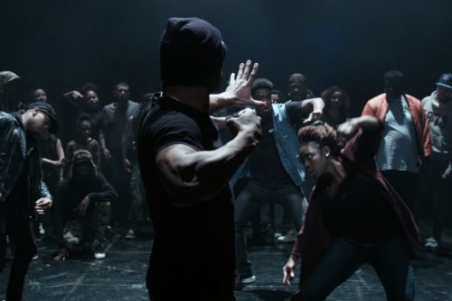 Un court avant le long