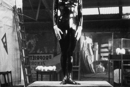 Un court avant le long