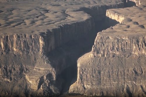 Un court avant le long