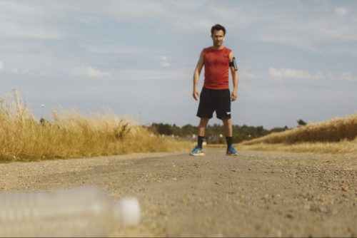 Un court avant le long