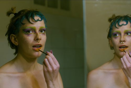 Un court avant le long